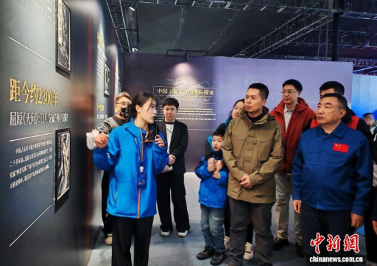 3月22日,长春航空文化周开幕,吴杰(前排右一)、王晓利(前排右二)与公众一同参观“飞跃苍穹”航空航天主题展。 李彦国 摄 3月22日,长春航空文化周开幕,吴杰(前排右一)、王晓利(前排右二)与公众一同参观“飞跃苍穹”航空航天主题展。 李彦国 摄