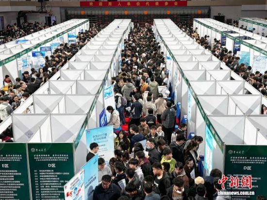 3月27日,吉林长春,吉林大学招聘现场十分火爆。郭佳 摄 3月27日,吉林长春,吉林大学招聘现场十分火爆。郭佳 摄