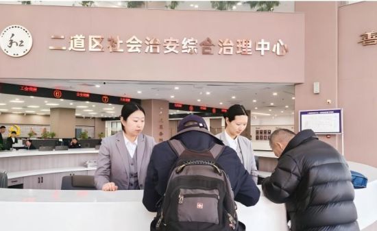 二道区社会治安综合治理中心创新服务模式赢得群众信赖。 二道区社会治安综合治理中心创新服务模式赢得群众信赖。