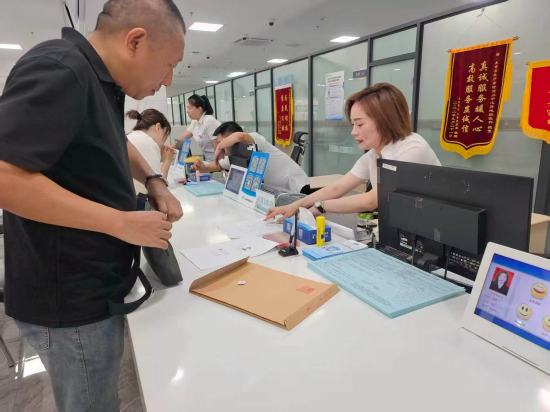 工作人员正在为居民办理业务。 永吉县委宣传部供图 工作人员正在为居民办理业务。 永吉县委宣传部供图