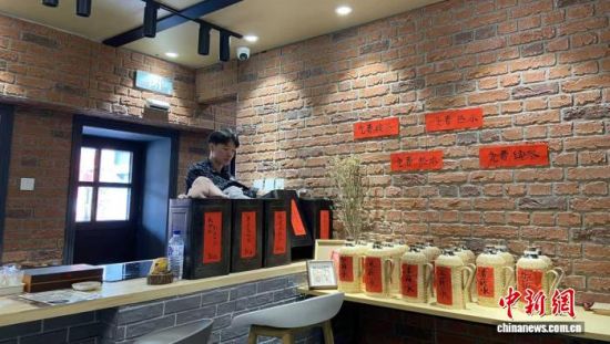 茶社服务人员在理货,迎接茶客的到来。李钊 摄 茶社服务人员在理货,迎接茶客的到来。李钊 摄