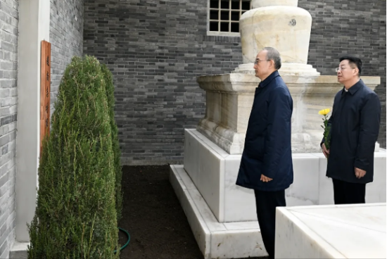 4月5日,省委书记黄强到赵尚志将军纪念馆祭奠英烈,追思抗日英雄不朽功勋,向为民族独立、人民解放和国家富强而英勇献身的革命先烈致敬。 4月5日,省委书记黄强到赵尚志将军纪念馆祭奠英烈,追思抗日英雄不朽功勋,向为民族独立、人民解放和国家富强而英勇献身的革命先烈致敬。