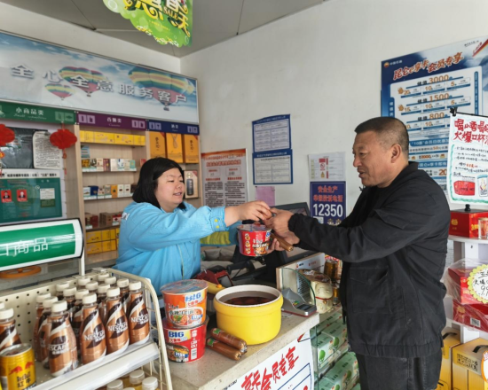 松原兰字站为客户赠送茶叶蛋。王柏树/供图 松原兰字站为客户赠送茶叶蛋。王柏树/供图