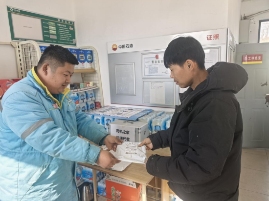 延边官地站为长途司机代收快递。吴勇/供图 延边官地站为长途司机代收快递。吴勇/供图