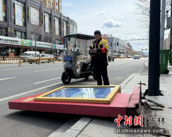 “流动哨兵”正在拍摄倒地的宣传牌。 永吉县委宣传部/供图 “流动哨兵”正在拍摄倒地的宣传牌。 永吉县委宣传部/供图