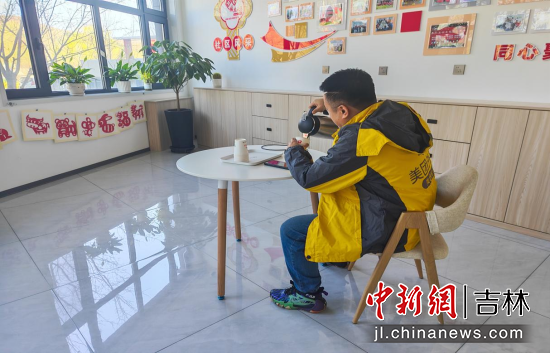 外卖骑手在驿站休息。 永吉县委宣传部/供图 外卖骑手在驿站休息。 永吉县委宣传部/供图