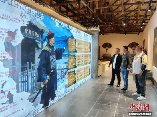 游客在博物馆里观展。 石洪宇 摄 游客在博物馆里观展。 石洪宇 摄