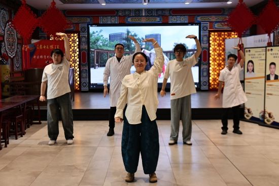 外籍师生学习八段锦 外籍师生学习八段锦