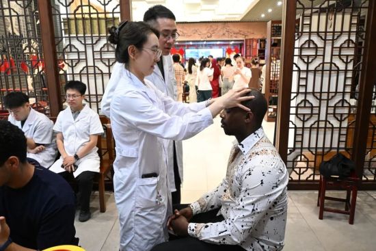 外籍师生体验中医推拿 外籍师生体验中医推拿