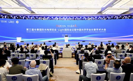 6月12日,第三届长春国际光电博览会·Light国际会议暨中国光学学会长春学术大会举行开幕式。省委书记黄强宣布开幕。省委副书记、省长胡玉亭出席开幕式。张野 摄 6月12日,第三届长春国际光电博览会·Light国际会议暨中国光学学会长春学术大会举行开幕式。省委书记黄强宣布开幕。省委副书记、省长胡玉亭出席开幕式。张野 摄