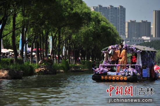 演员扮演屈原站在船头与观众挥手互动。高龙安/摄 演员扮演屈原站在船头与观众挥手互动。高龙安/摄