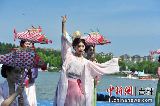 汉服国风应援团为参赛队伍助威。高龙安/摄 汉服国风应援团为参赛队伍助威。高龙安/摄