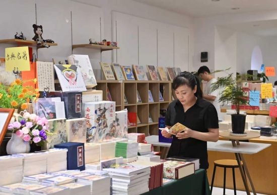 这个夏天,书店成为长春市民热衷的消夏去处。 张瑶/摄 这个夏天,书店成为长春市民热衷的消夏去处。 张瑶/摄