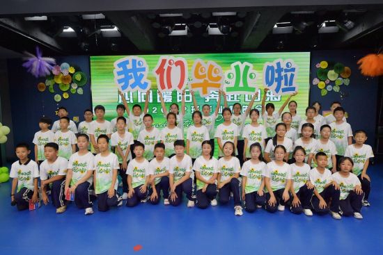 7日,长春南湖实验银河小学举行毕业报告会。刘栋/摄 7日,长春南湖实验银河小学举行毕业报告会。刘栋/摄
