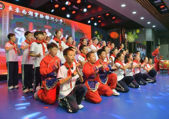 活动全面复盘学生六年校园成长历程,印证了素质教育在全年级落地生根的良好成效。刘栋/摄 活动全面复盘学生六年校园成长历程,印证了素质教育在全年级落地生根的良好成效。刘栋/摄