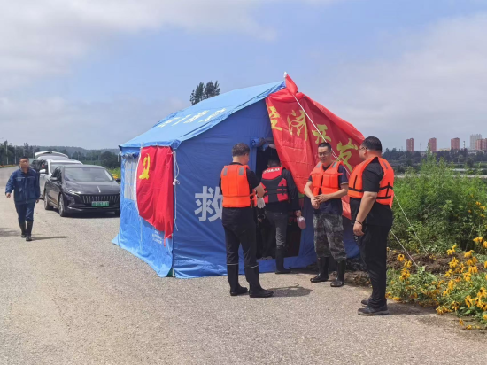 桦甸市转移群众现场。 桦甸市委宣传部供图 桦甸市转移群众现场。 桦甸市委宣传部供图