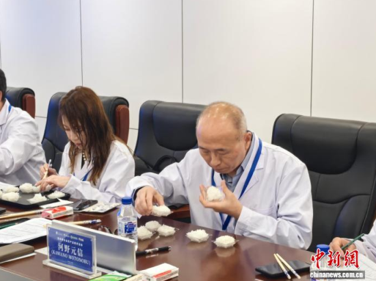 7月14日,专家在品鉴活动现场,对吉林大米进行终评。李钊 摄 7月14日,专家在品鉴活动现场,对吉林大米进行终评。李钊 摄