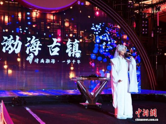 6月25日,珲春渤海古镇NPC在台上表演节目。(资料图)(珲春渤海古镇供图) 6月25日,珲春渤海古镇NPC在台上表演节目。(资料图)(珲春渤海古镇供图)