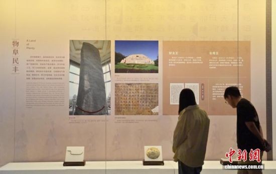 7月22日,两名观众在观看高句丽鎏金文物。张瑶 摄 7月22日,两名观众在观看高句丽鎏金文物。张瑶 摄