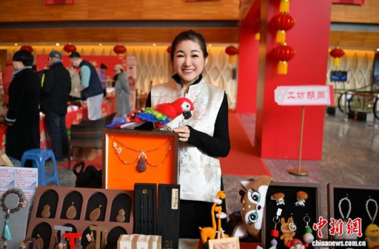满族毛毡擀制技艺代表性传承人陈秋菊展示作品。吉林市文广旅局/供图 满族毛毡擀制技艺代表性传承人陈秋菊展示作品。吉林市文广旅局/供图