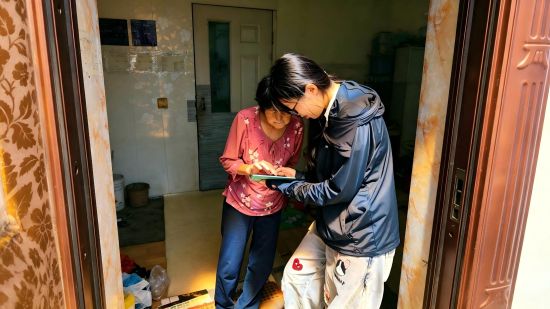图一:为老人讲解智能手机使用方法 和龙市委宣传部/供图 图一:为老人讲解智能手机使用方法 和龙市委宣传部/供图