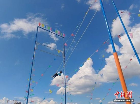 16日,吉林省第九届少数民族传统体育运动会在梅河口市开幕。图为秋千竞赛项目现场。谭伟旗 摄 16日,吉林省第九届少数民族传统体育运动会在梅河口市开幕。图为秋千竞赛项目现场。谭伟旗 摄