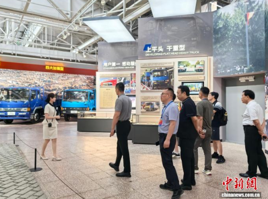 8月18日,海外华文媒体代表参观中国一汽博物馆。 李钊 摄 8月18日,海外华文媒体代表参观中国一汽博物馆。 李钊 摄