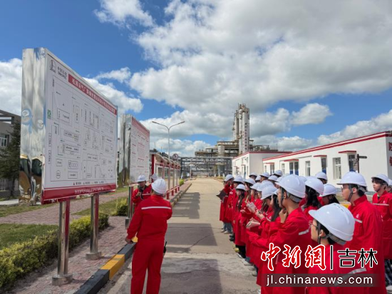 师生们走进松南集气站。赵梓妍/摄 师生们走进松南集气站。赵梓妍/摄