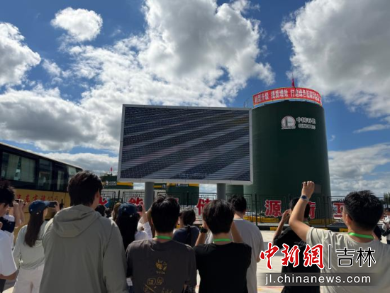 师生们参观松南风光水储新能源示范基地。赵梓妍/摄 师生们参观松南风光水储新能源示范基地。赵梓妍/摄