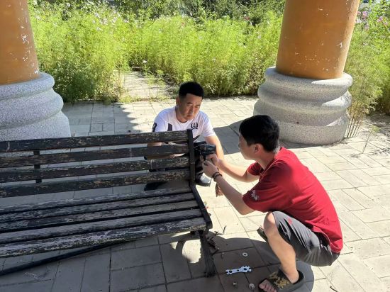 检修维护公共设施 和龙市委宣传部/供图 检修维护公共设施 和龙市委宣传部/供图