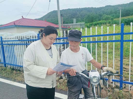志愿者向村民宣传政策 和龙市委宣传部/供图 志愿者向村民宣传政策 和龙市委宣传部/供图