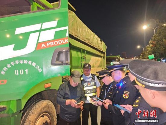 在街路沿线,城管联合交警、交通等部门开展夜间设卡、路面巡逻。谭伟旗 摄 在街路沿线,城管联合交警、交通等部门开展夜间设卡、路面巡逻。谭伟旗 摄
