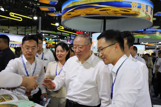 国家粮食和物资储备局党组书记、局长刘焕鑫参观吉林粮食展区。 国家粮食和物资储备局党组书记、局长刘焕鑫参观吉林粮食展区。