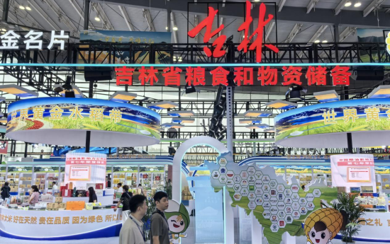 开幕首日吉林展区人气高涨。李钊/摄 开幕首日吉林展区人气高涨。李钊/摄