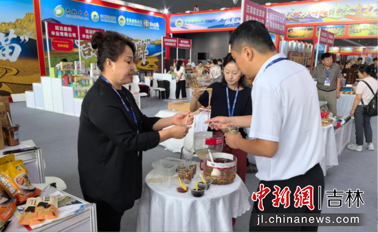 吉林企业带来的玉米冷面吸引观众试吃。李钊 摄 吉林企业带来的玉米冷面吸引观众试吃。李钊 摄