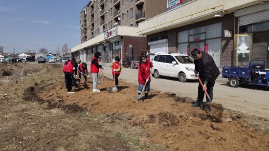 铺设便民停车场 敦化市委宣传部/供图 铺设便民停车场 敦化市委宣传部/供图
