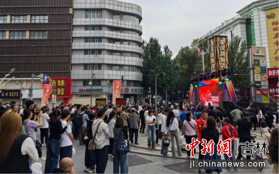 9月11日,“重·有戏”金秋青年文化季在重庆路商圈正式启幕。李钊 摄 9月11日,“重·有戏”金秋青年文化季在重庆路商圈正式启幕。李钊 摄