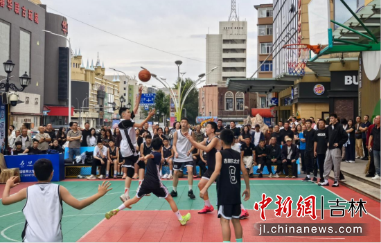 青年参赛球员进行3V3篮球比赛。李钊 摄 青年参赛球员进行3V3篮球比赛。李钊 摄