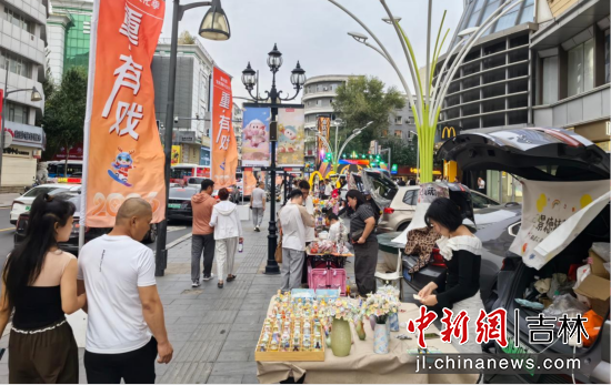 后备箱市集为青年创业者提供了展示才艺的平台。李钊 摄 后备箱市集为青年创业者提供了展示才艺的平台。李钊 摄