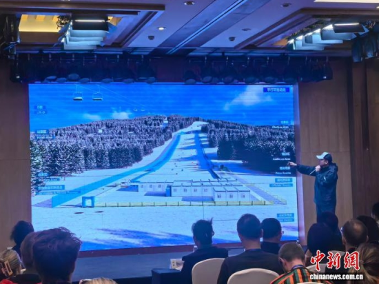 吉林中旅松花湖滑雪场正在介绍筹备相关情况。 石洪宇 摄 吉林中旅松花湖滑雪场正在介绍筹备相关情况。 石洪宇 摄