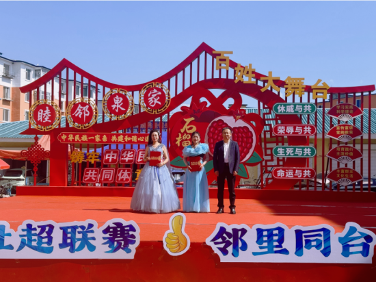 敦化市委宣传部副部长王继东为参赛选手颁发二等奖证书 敦化市委宣传部副部长王继东为参赛选手颁发二等奖证书