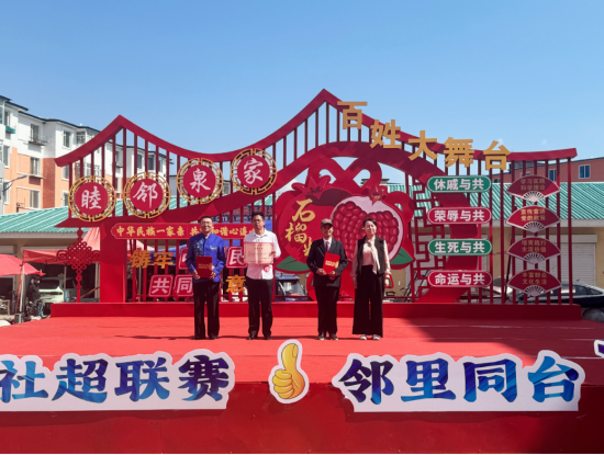 敦化市委统战部副部长张淑艳为参赛选手颁发三等奖证书 敦化市委统战部副部长张淑艳为参赛选手颁发三等奖证书