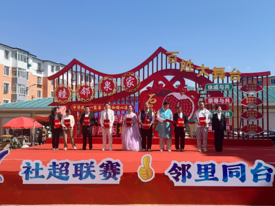 敦化市丹江街道党工委副书记、政法委员辛佳南为参赛选手颁发优秀奖证书 敦化市丹江街道党工委副书记、政法委员辛佳南为参赛选手颁发优秀奖证书