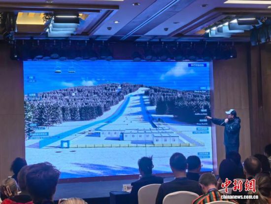 吉林中旅松花湖滑雪场正在介绍筹备相关情况。石洪宇 摄 吉林中旅松花湖滑雪场正在介绍筹备相关情况。石洪宇 摄