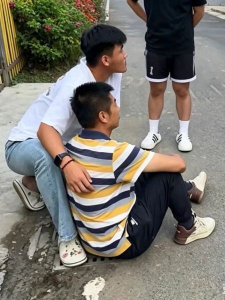 左侧白色衣服少年为王勇康,右侧为患病游客 左侧白色衣服少年为王勇康,右侧为患病游客