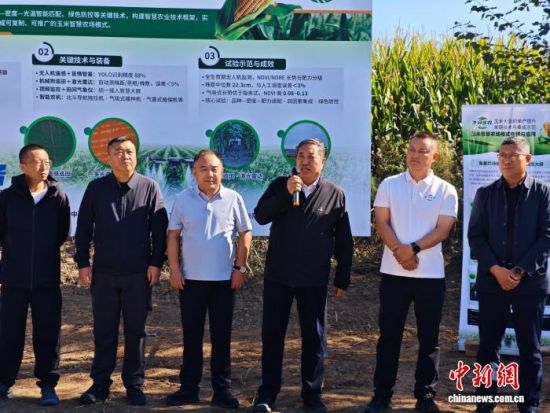 21日,玉米智慧农场模式创制及应用示范现场观摩会在吉林公主岭举办,中国工程院院士王立春(右三)正在介绍相关情况。谭伟旗 摄 21日,玉米智慧农场模式创制及应用示范现场观摩会在吉林公主岭举办,中国工程院院士王立春(右三)正在介绍相关情况。谭伟旗 摄