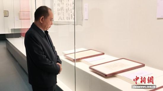 “作始也简 将毕也钜”——董必武手迹展吉林省巡展22日在吉林省博物院开展。图为董必武之孙董绍新正在端详先辈留存的遗迹展品。谭伟旗 摄 “作始也简 将毕也钜”——董必武手迹展吉林省巡展22日在吉林省博物院开展。图为董必武之孙董绍新正在端详先辈留存的遗迹展品。谭伟旗 摄