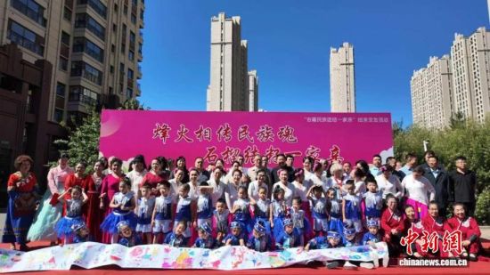 各族居民参加结亲交友活动。(资料图) 西道口社区供图 各族居民参加结亲交友活动。(资料图) 西道口社区供图