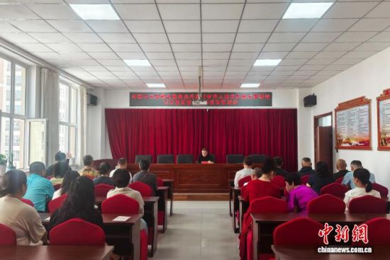社区邀请专家为居民宣讲《中华人民共和国民族团结进步促进法》。阿拉坦社区居委会供图 社区邀请专家为居民宣讲《中华人民共和国民族团结进步促进法》。阿拉坦社区居委会供图
