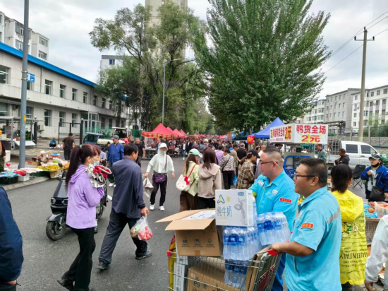 辽源分公司员工走进社区推广品牌商品。 江腾蛟/供图 辽源分公司员工走进社区推广品牌商品。 江腾蛟/供图